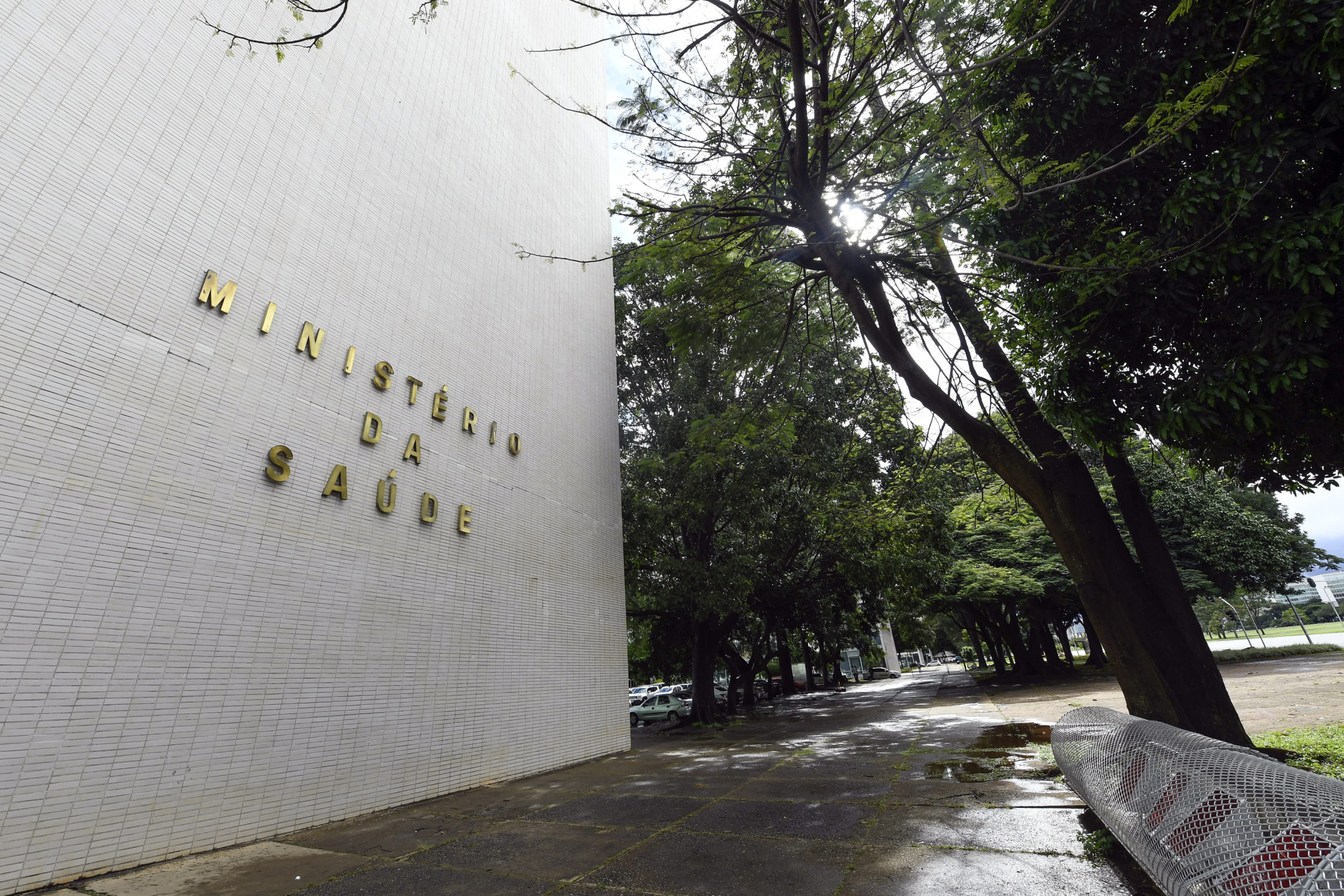 Em quais casos o Ministério da Saúde deve intervir no licenciamento ambiental?